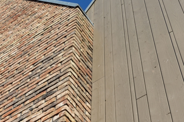 combinatie vn houten en bakstenen gevels